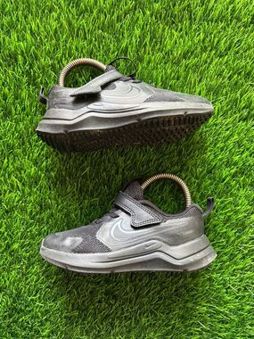 Nike Cosmic Runner kids' shoes sz 11c